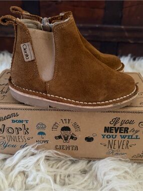 Cienta Suede Kids Chelsea Boots | Size 7/7.5